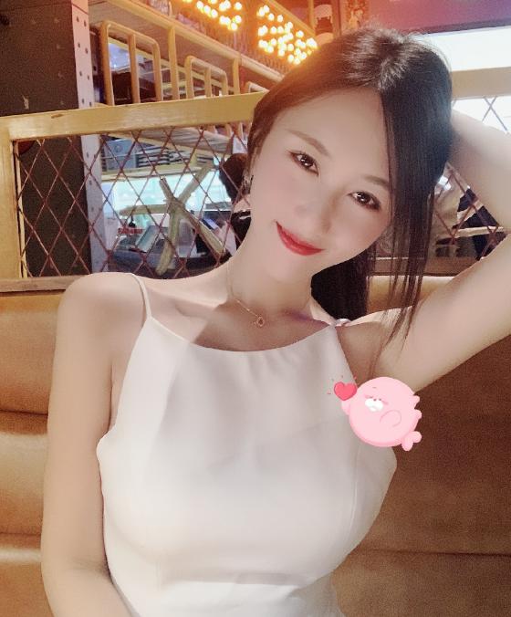 "小小玉酱"是斗鱼平台的一名户外女主播,由于身材非常好,因此小玉也