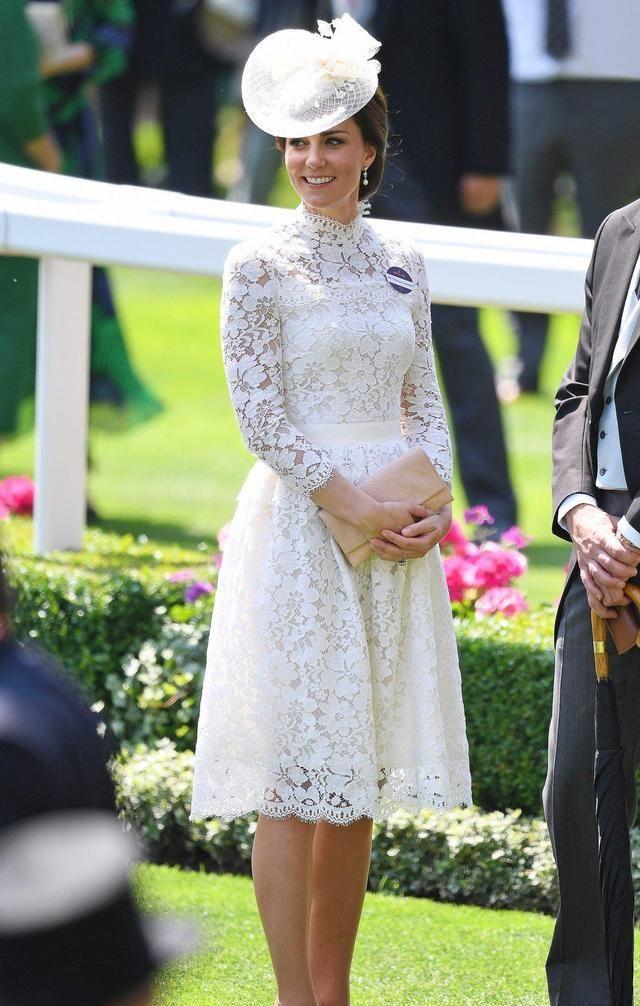 凯特王妃"白色"造型好仙!蕾丝连衣裙高雅又气质,美得真不一般