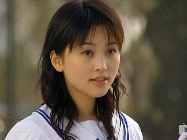 毕竟金莎有不少耳熟能详的歌,   比如《被风吹过的夏天》