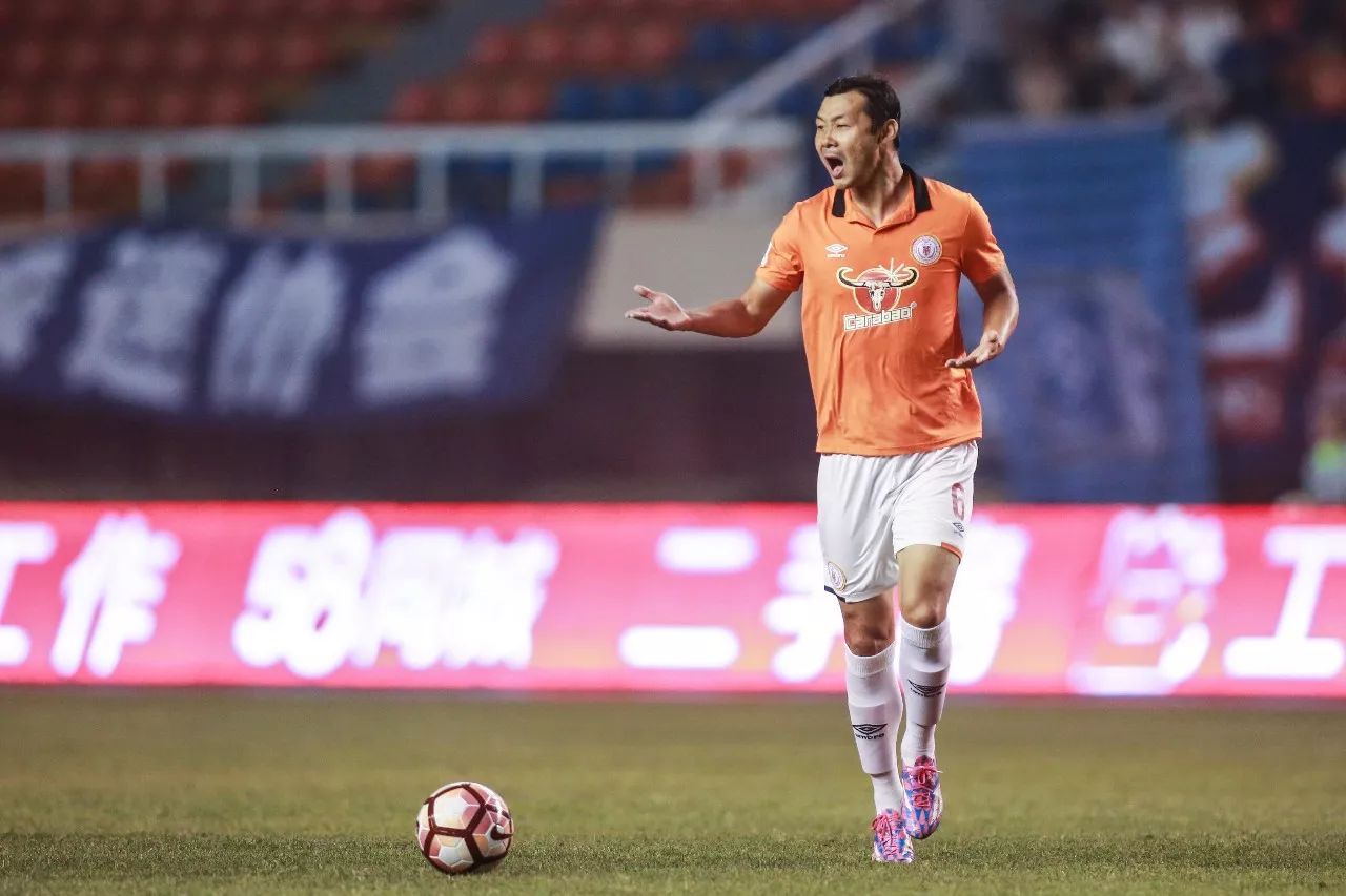 汪强退役当小学足球教练月入4000元,网友调侃不如学安琦摆地摊!