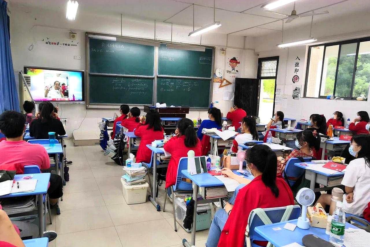 武汉吴家山中学,为560名高三学子,举办18岁线上成人礼