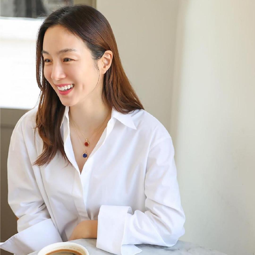 白衬衫就是平凡单调?搭配3种小饰品,精致有型高质感,时尚度up