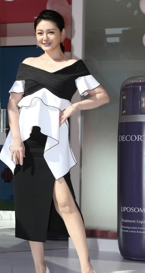 徐熙媛当妈后也没松懈一身经典黑白配色打扮大胆真是不显老