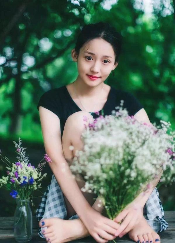 绿地女主张雨婷更新鸡汤文,发小视频自我开导:抬头总会有阳光!