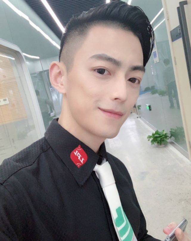 "电竞霍建华"只敢拍侧颜照?看清他的正面颜值,粉丝们不敢睁眼