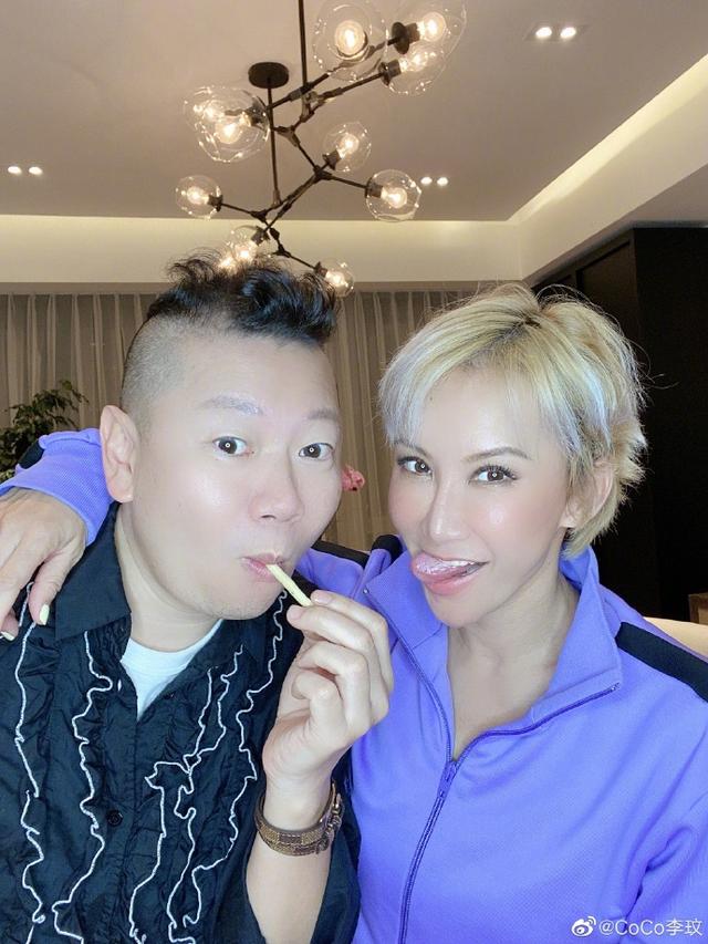 李玟参加聚会嗨翻天,吐舌扮鬼脸显叛逆本色,与男友人亲密合影