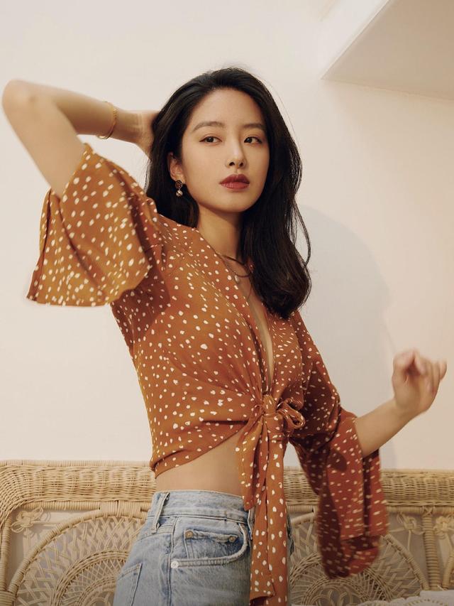 简约才是真高级!看杨采钰短袖配牛仔裤,这样穿赚足回头率