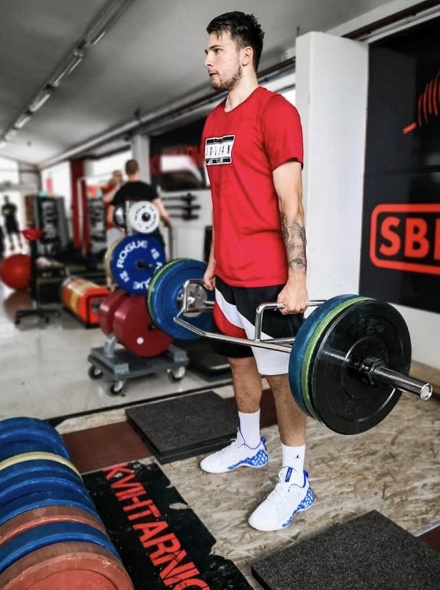 我没变胖东契奇亲自辟谣后独行侠连发特训图满满的肌肉感