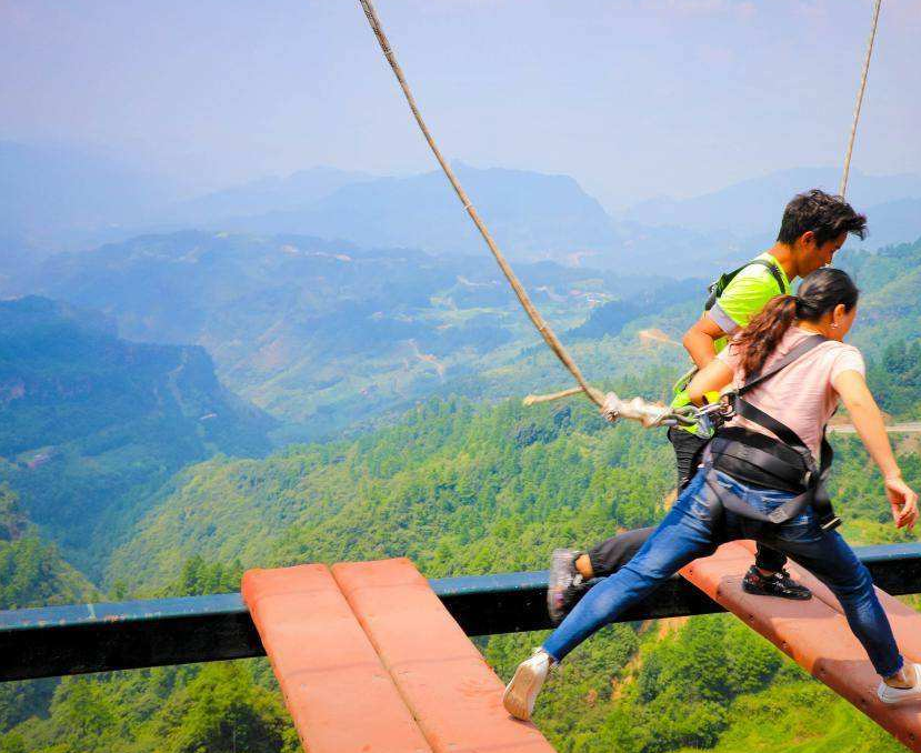 曾爆火的"悬崖秋千",玩一次要排队三小时,为何今却无人问津