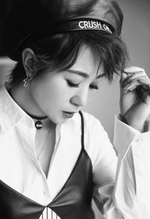 马丽生娃后大玩"混搭",吊带连衣裙内搭白衬衫,再戴贝雷帽好美