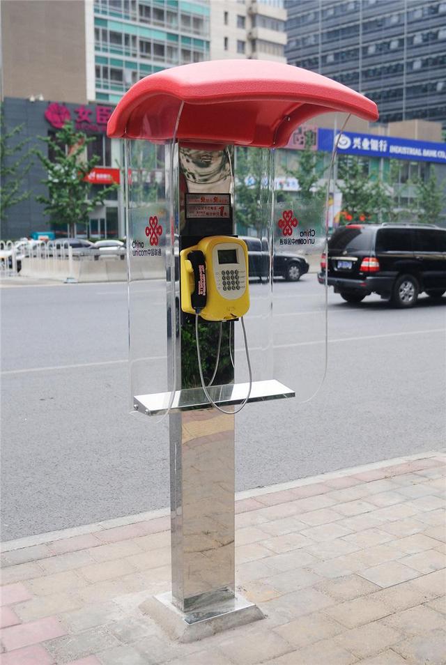 而公共电话亭,相信是70后和80后的青春回忆,在人手一部手机的今天