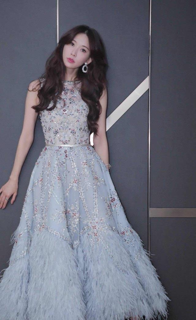 林志玲真不愧是气质女神,身穿一袭黑色包臀连衣裙,身穿凹凸有致