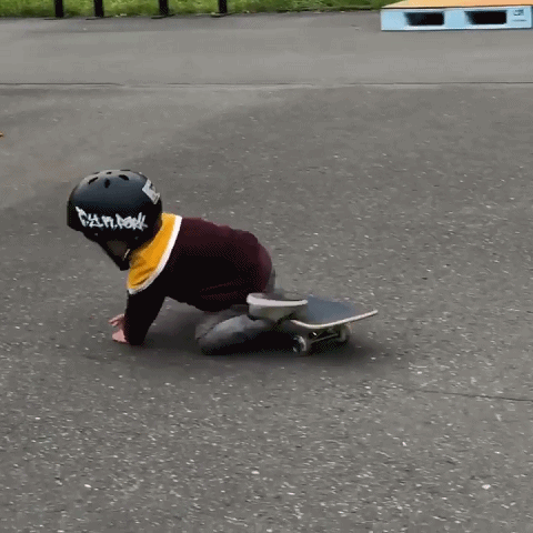 这就是日式教育日本3岁小孩练滑板接连重摔后父亲没有扶他直到最后这