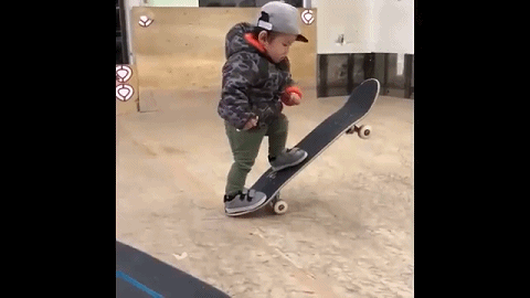 这就是日式教育日本3岁小孩练滑板接连重摔后父亲没有扶他直到最后这