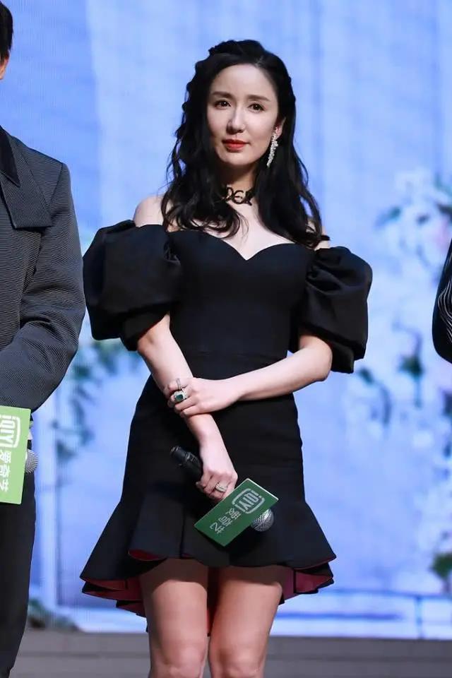 "胡一菲"不再霸气,穿黑色紧身裙勒出凹凸曲线,3d身材让人心动