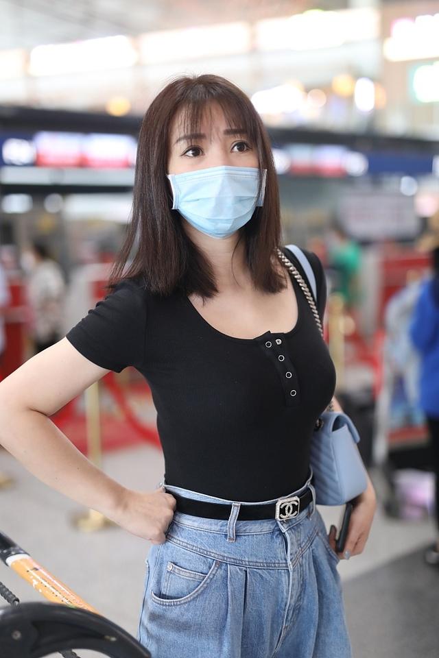 柳岩穿黑色紧身衣现身机场,上身曲线完美,v领显露好身材
