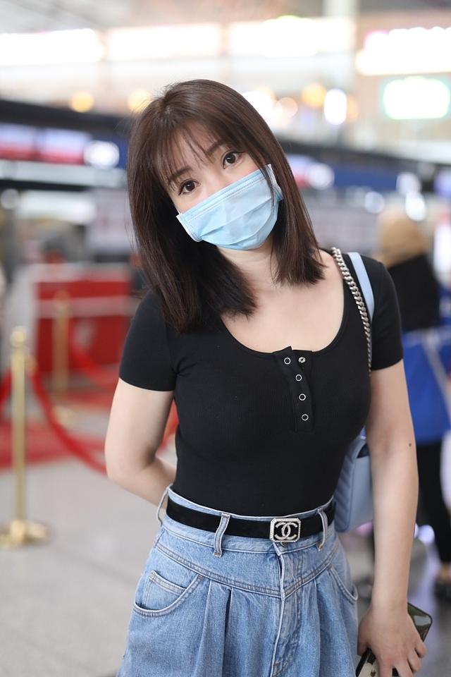 柳岩穿黑色紧身衣现身机场,上身曲线完美,v领显露好身材