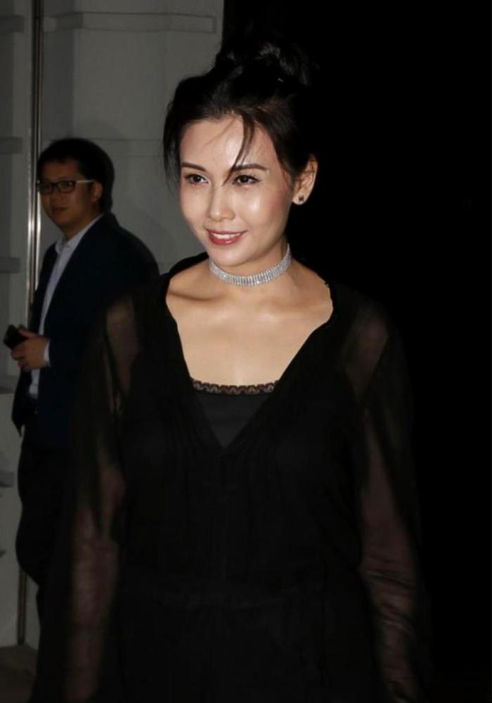 52岁邱淑贞状态太好,一袭黑裙丸子头超减龄,气质依然在