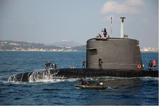 世界最小核潜艇大修途中突遇大火,现场浓烟滚滚,11个小时才扑灭