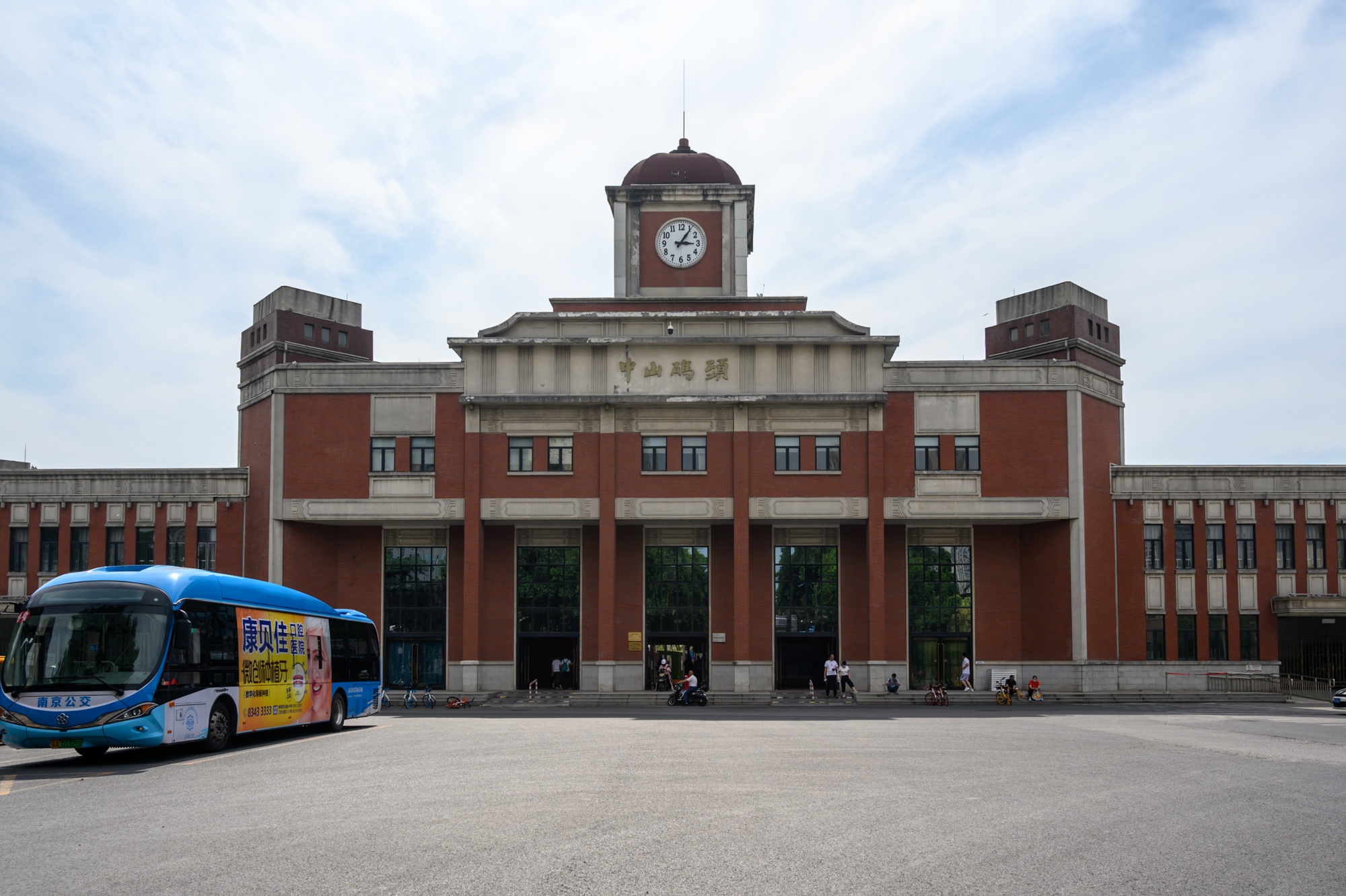中山码头,地处南京市鼓楼区下关长江的南岸边,因此也叫下关码头.
