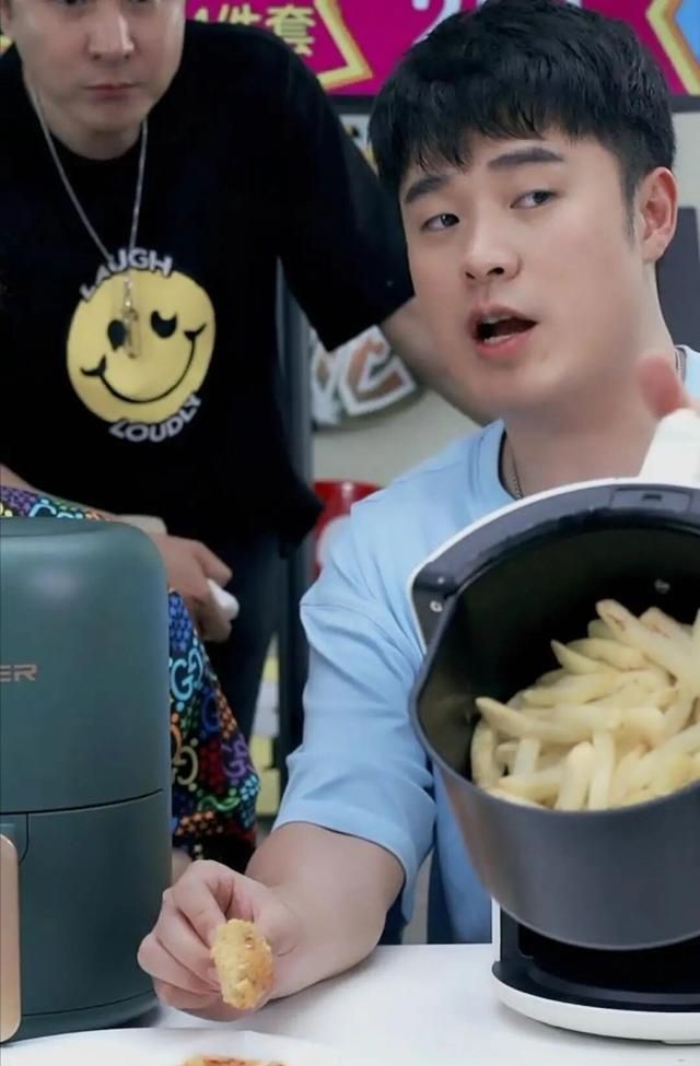 陈赫首次联手鹿晗直播带货,直播间热闹非凡,销量惊人