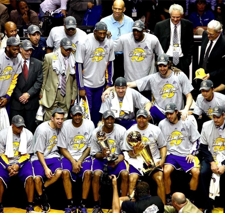 费舍尔晒09年湖人夺冠庆祝照:科比是司机,带我们夺冠