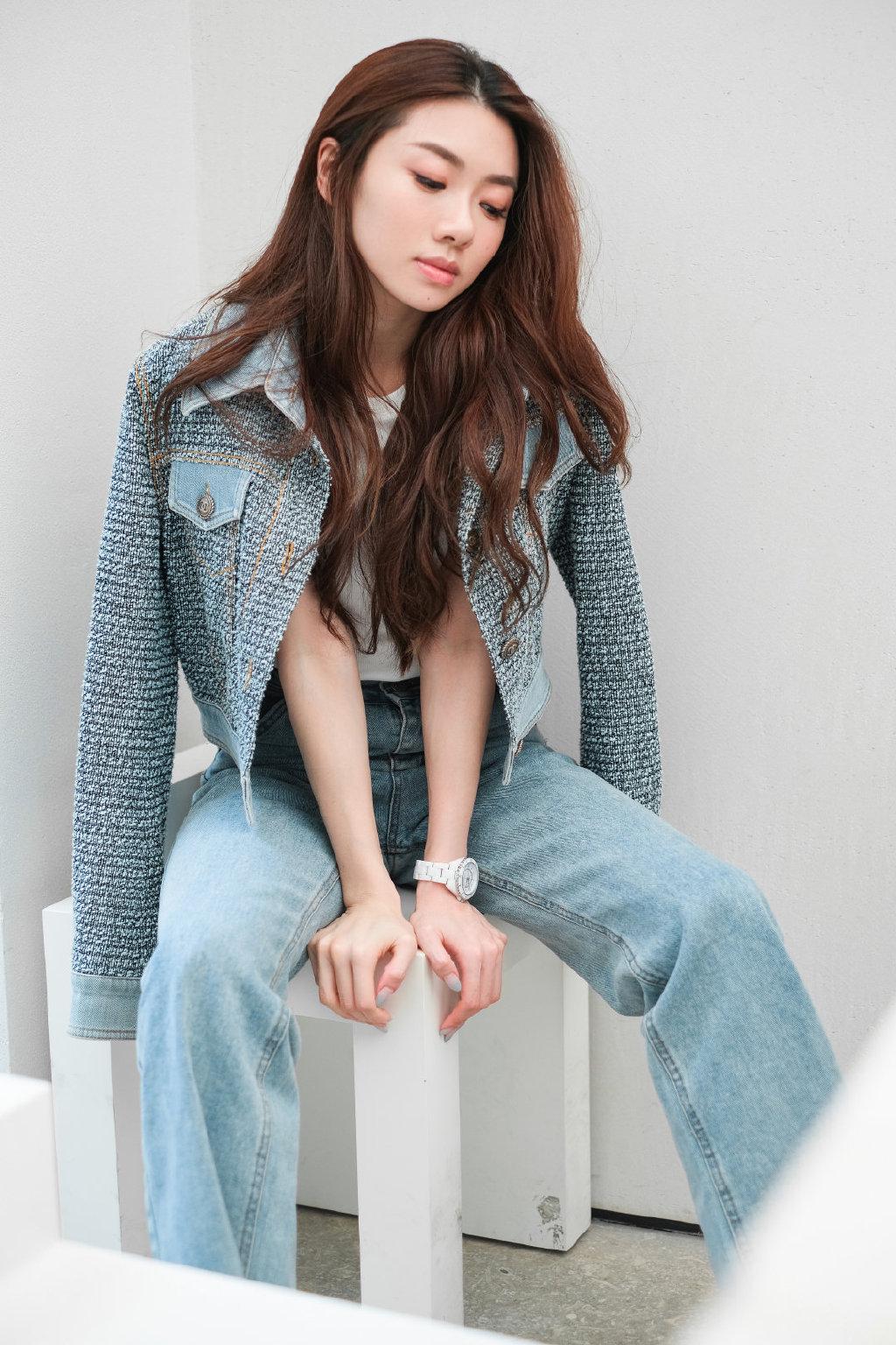 程晓玥一点不输女明星,穿黑色无袖针织衫涂红唇,真