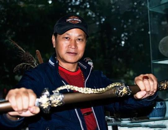 所以和他对戏的演员也必须实力过硬,有一次狄威在拍武打戏的时候,因为