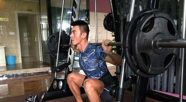 饰演的角色深入人心,50岁仍有8块腹肌|腹肌|任天野|郑伊健_新浪新闻