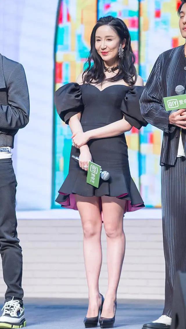 "胡一菲"不再霸气,穿黑色紧身裙勒出凹凸曲线,3d身材让人心动