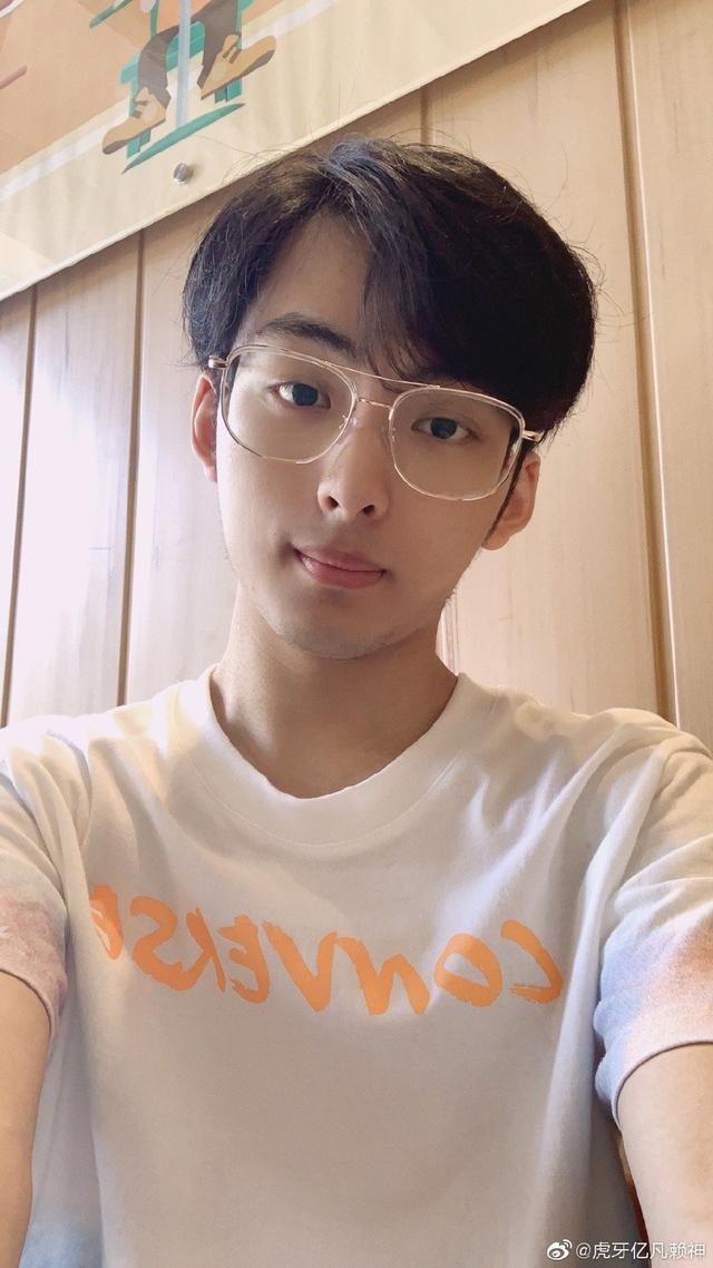 照片曝光粉丝炸锅,超高颜值疯狂吸粉|虎牙|草莓|女玩家_新浪新闻