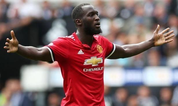 足球生涯开始于安德莱赫特青训营,2011年,年仅18岁的卢卡库被切尔西相