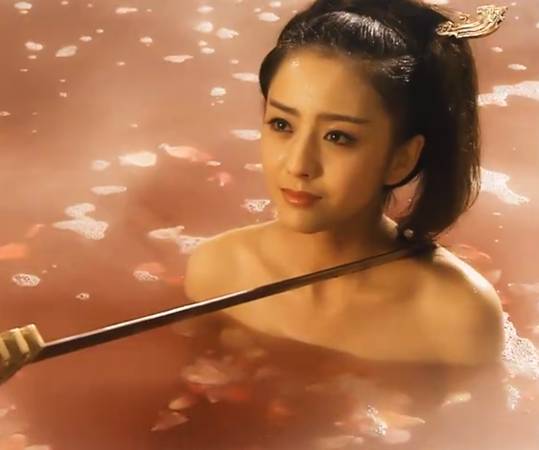 电视剧中出水芙蓉,佟丽娅美艳杨幂楚楚可怜,第一竟是个男人