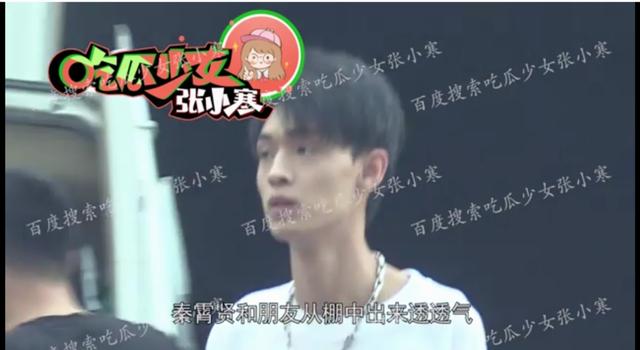 德云社23岁秦霄贤又换豪车?懒理负债2百万传闻,逍遥吸烟太自在