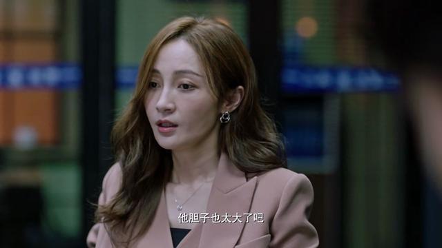 不过说到底也是一个警察,可是她饰演的梁麦琪穿的相当性感.