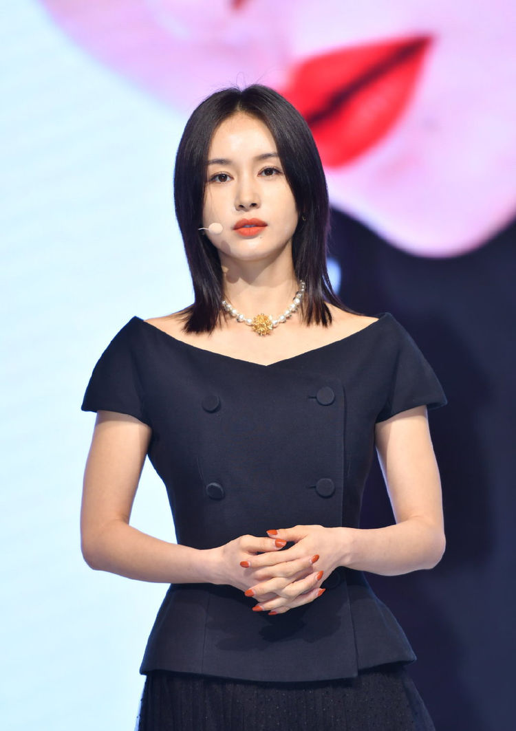 王子文穿轻纱礼服,梳"挂面头",气质优雅扛得住高清未修图