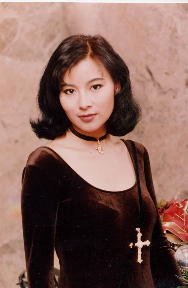 56岁港姐李美凤复出:曾力压王祖贤和邱淑贞,有电眼美人的称号