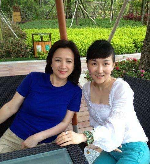 56岁何晴罕见露面,皱纹虽爬上了脸,却是另一种典雅端庄的美