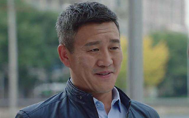 老金希望朋友看到自己的女朋友漂亮,可又怕她穿得太好,让别人以为他是