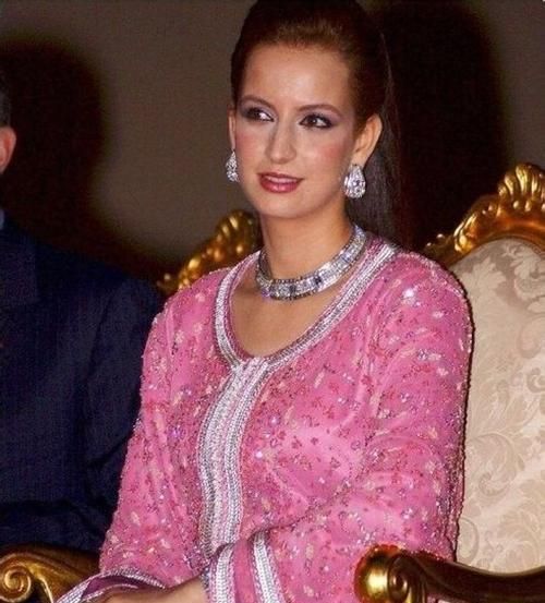 摩洛哥王室集体亮相公主遗传王妃美貌从小穿皮草戴耳环有气场