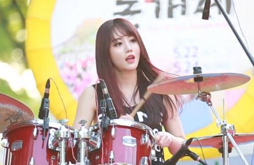 韩国不入流的18线女星,来中国后被捧成"最美鼓神",今在酒吧捞|雅妍