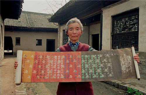 他家中藏有9道圣旨,借博物馆展览后丢了2道,最后仅获赔9万元