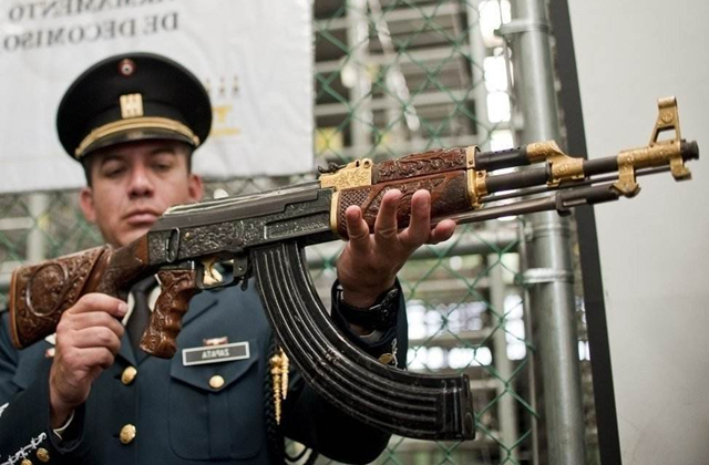 墨西哥毒贩有多牛?警方缴获秘密军火库,连m2重机枪都有