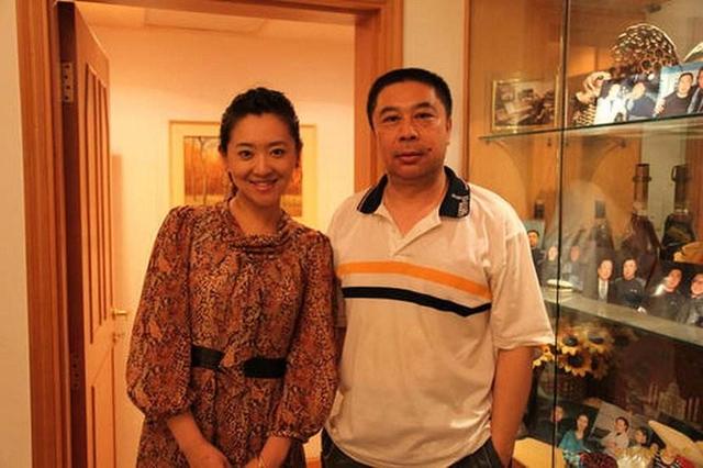 男方疑是央视高管,结婚多年甚少露面