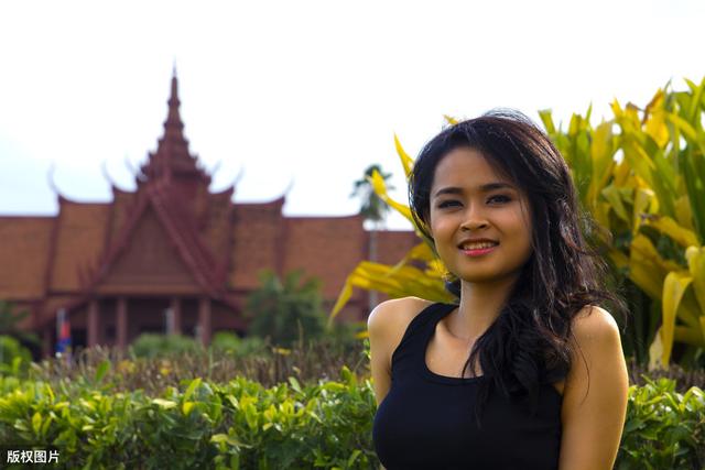 柬埔寨美女在当地街头摆摊卖东西为何遭到中国游客的疯抢