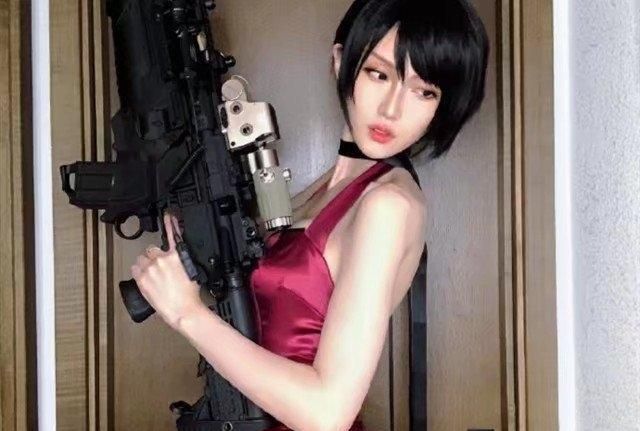 腐团儿最新cos照出炉,一手艾达王惊艳众人,举着枪的