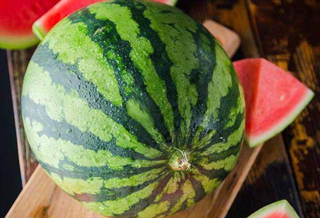 挑西瓜时,聪明人光看这3个地方,就能挑到皮薄瓤甜汁水多的西瓜