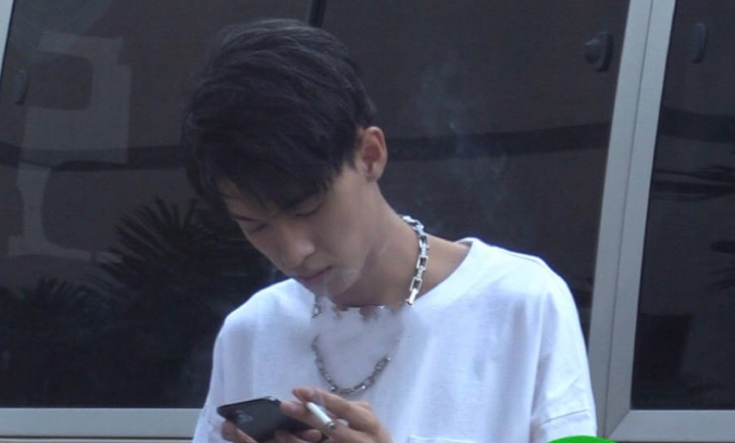 秦霄贤被拍开跑车现身街头此前被曝负债200万经济状况引猜测