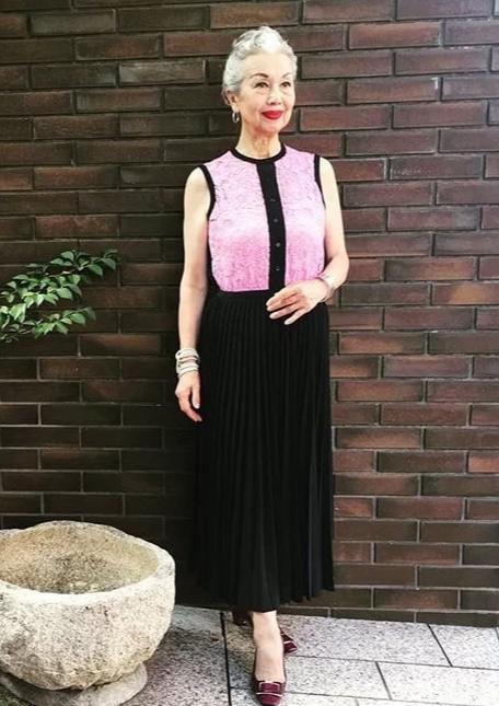 谁都会老去,但岁月从不败美人,这位70岁老奶奶诠释什么叫优雅