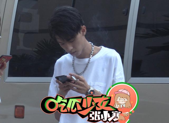 当天,秦霄贤的打扮也十分的清爽帅气,身穿着一件白色的t恤,下身是一条